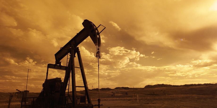 هل الاستثمار في النفط الخام فكرة جيدة في الوقت الحالي؟
